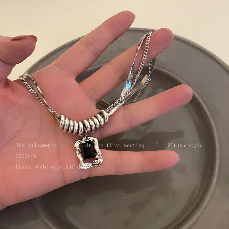 Kalung Rantai Liontin Kristal Zircon Bentuk Kotak Warna Hitam Gaya Vintage Gothic Untuk Wanita