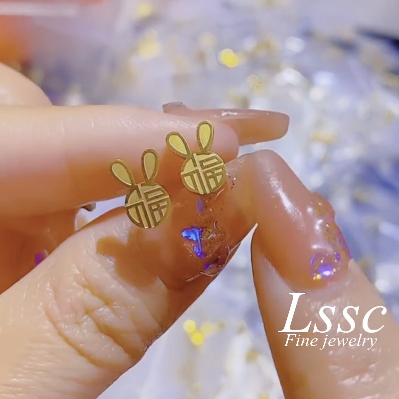 Anting Titanium Anak Kelinci Lucu 'Fu' Keberuntungan Emas 18K Anti Karat Aksesoris Wanita Fashion