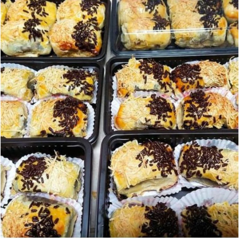 

BOLEN isi (Pisang coklat keju) Lumer 10 pcs/ Box Terlaris best seller