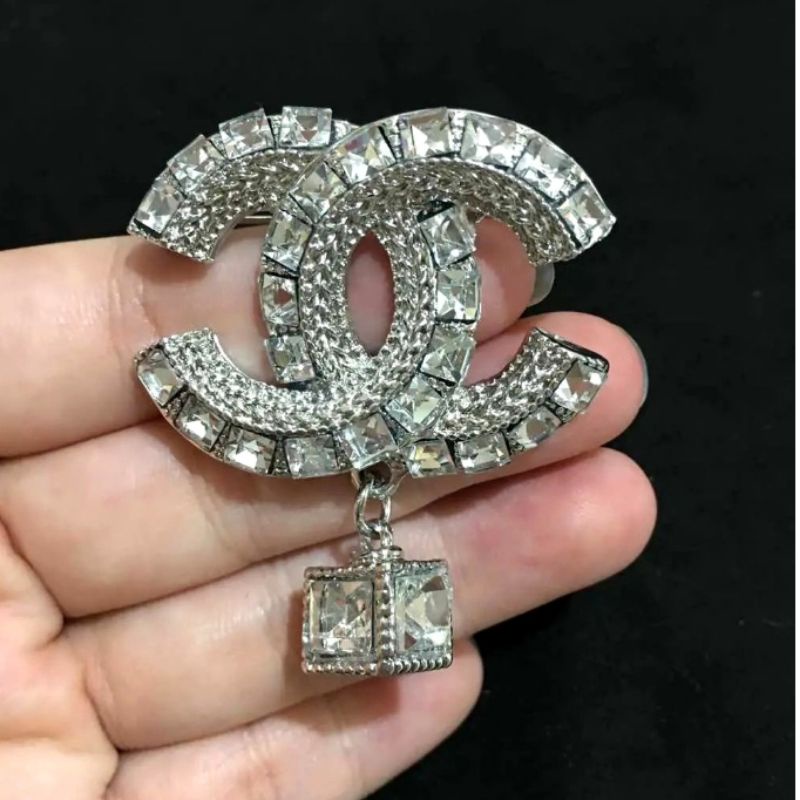 Bros import Mata Kilau Bros CH4N3L cantik untuk hiasan baju di dada kualitas Import Peniti Baju Import swarovsky bros Premium fashion import bahan Bagus B2094