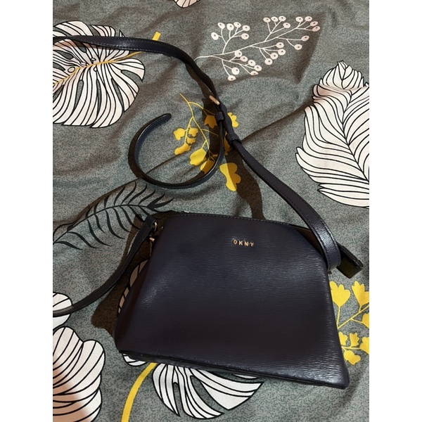 Dkny preloved authentic sling bag