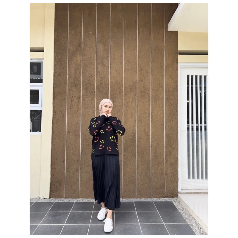 Knitwear Motif Smiley Hitam Set Rok Sisi Hitam by Alln Knitwear - Knitwear Import - Viellabs