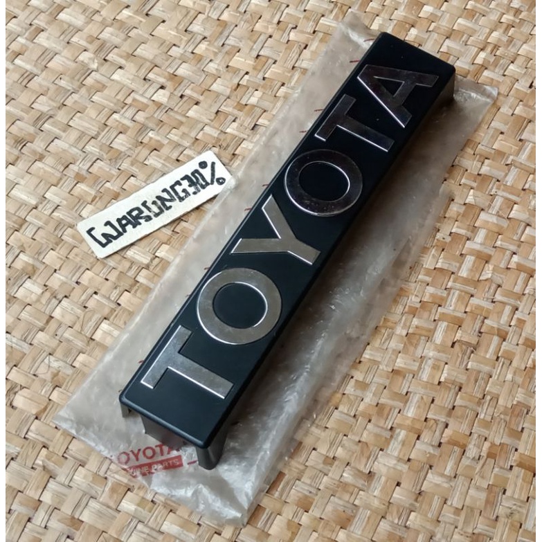 emblem grill depan Toyota Corolla DX 80 - 81original baru