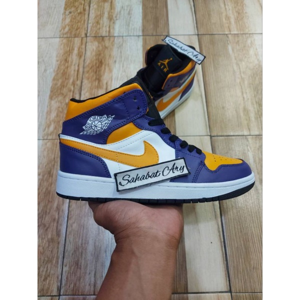 Sepatu AJ 1 Mid Lakers 2022