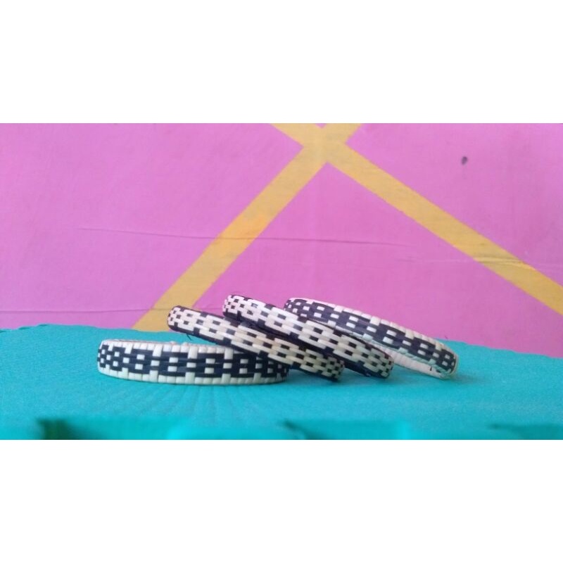 gelang rotan khas dayak