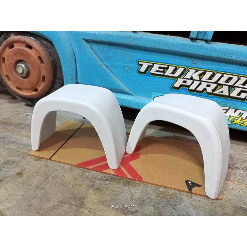 Miniatur Truk Plastik Bahan PVC Paralon