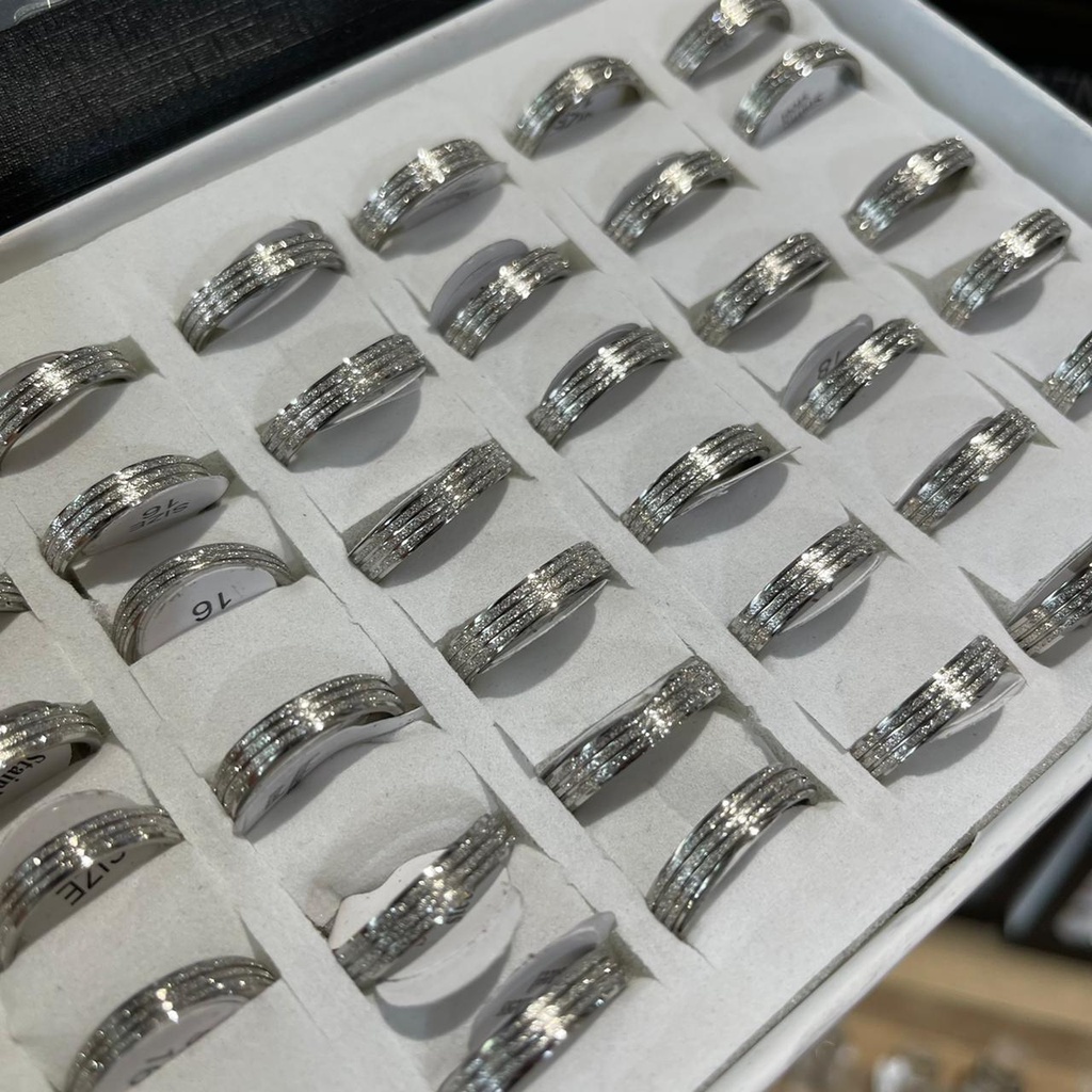 CINCIN TITANIUM GROSIR 1 BOX ISI 36 PCS UKURAN 16 SAMPAI 19/ MOTIF SILVER 3 STRIP PASIR / DUNIA GELANG