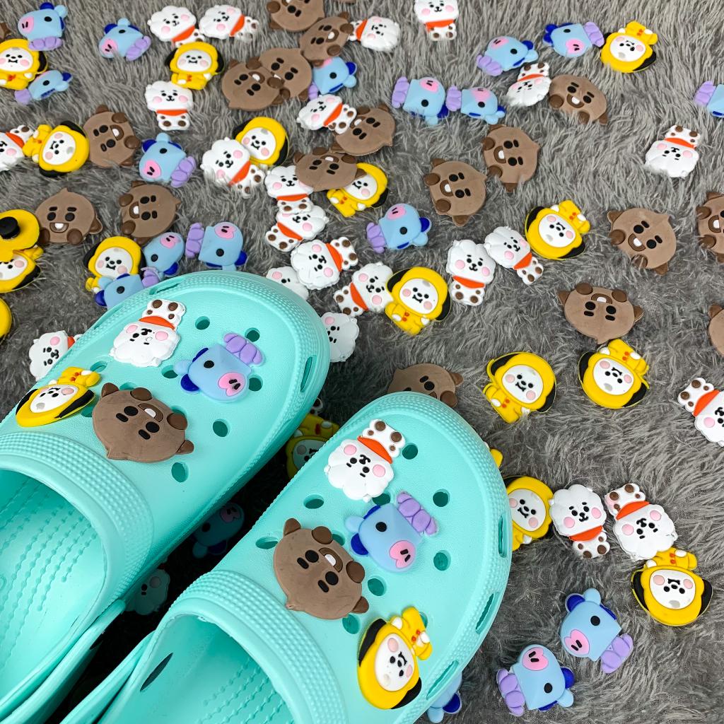 Aksesoris Jibbitz Charm Kartun Gesper Sepatu Sandal Pin Charms Motif Mainan Lucu Baru PVC Lubang Karakter Unik Terbaru Viral