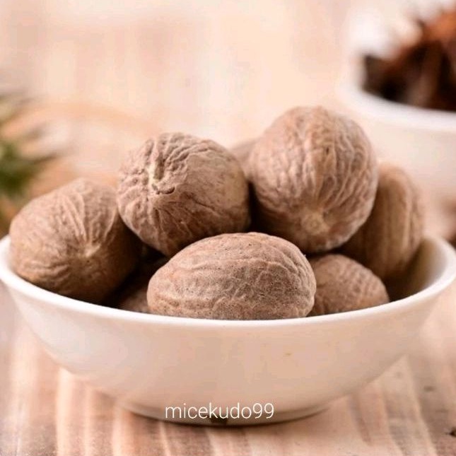 

BIJI BUAH PALA UTUH BUMBU REMPAH / WHOLE NUTMEG HERBS SEED