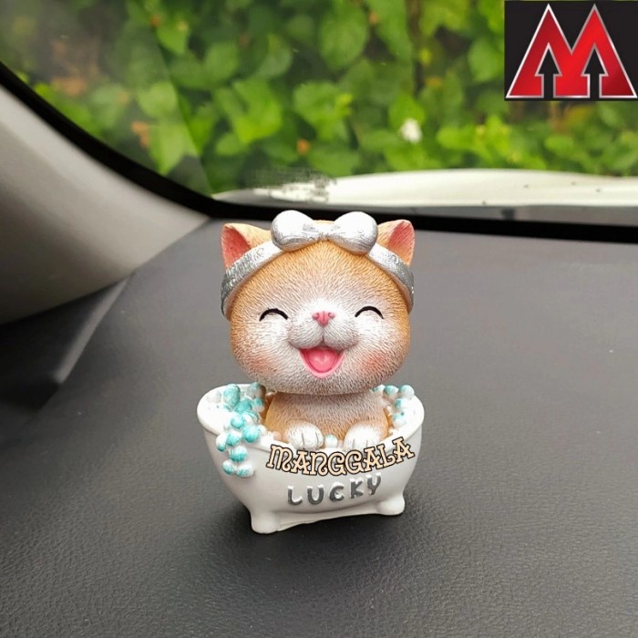 Pajangan Hiasan Kue Bobble Head Goyang Dashboard Mobil Babi Mandi