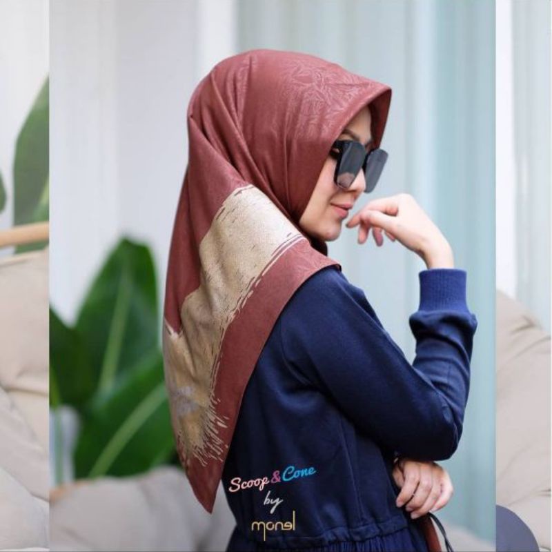Printed Glitter Brown Scarf / Hijab segiempat Monel