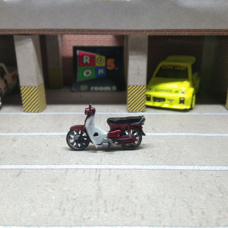miniatur astrea merah skala 1/64 hot wheels tomica mini gt diorama diecast