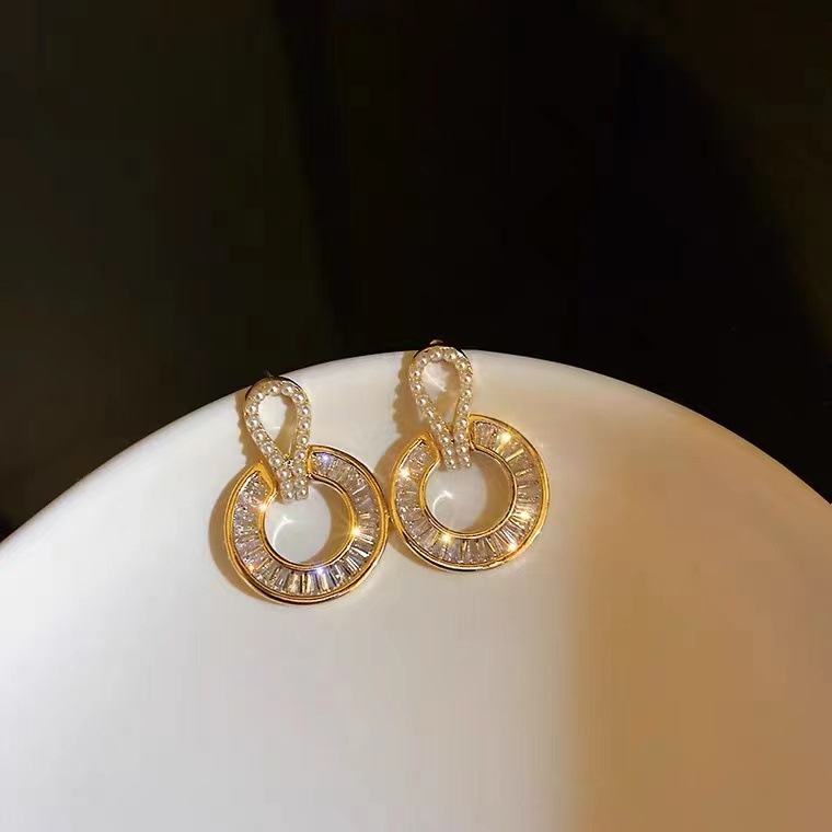 S925 Anting Mutiara Bulat Dengan Jarum Perak Dan Berlian Perempuan Menghiasi Temperamen Sederhana Korea Dan Anting Angin Dingin Bermutu Tinggi.