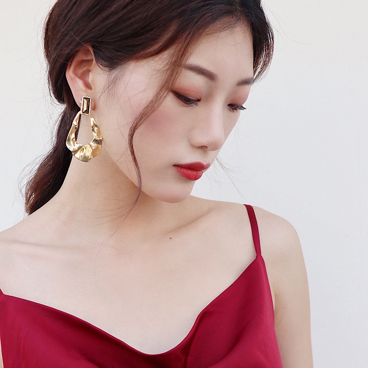 Anting bulat geometris logam lipit kepribadian wanita exaggerated gaya vintage