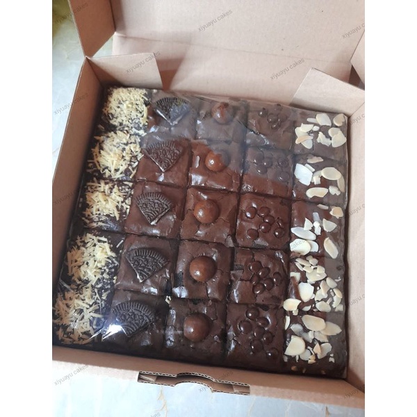 

Fudgy Brownies Shiny Crust sekat 25 ( Medium )