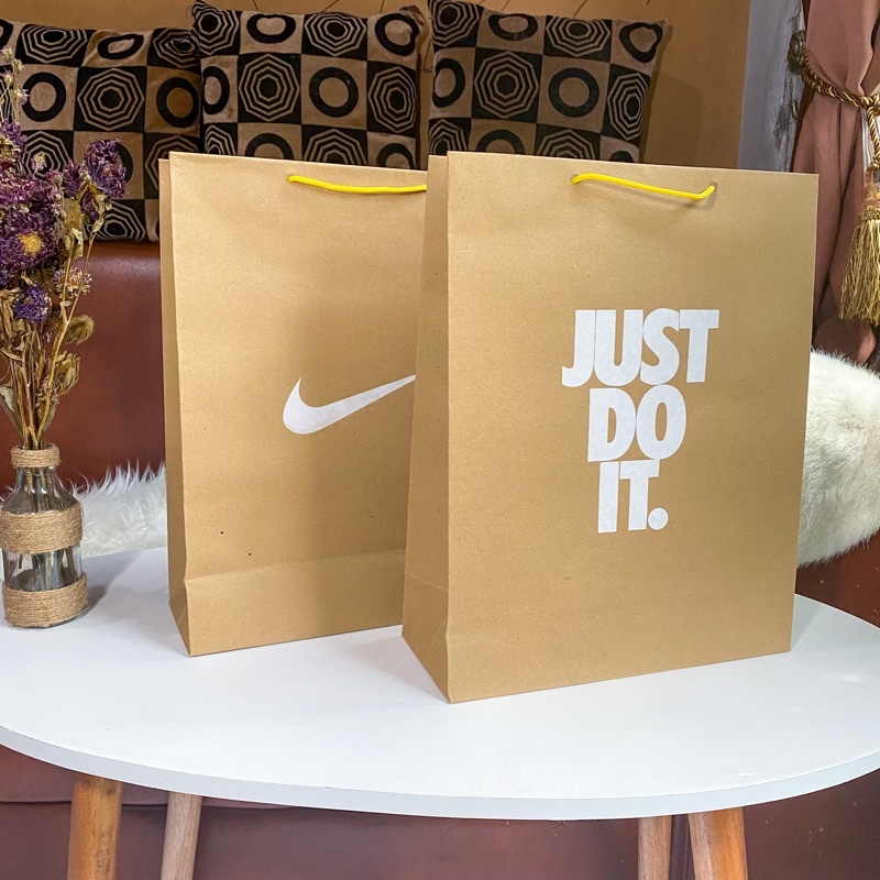 

Paper Bag Nike Medium untuk Tas Waistbag