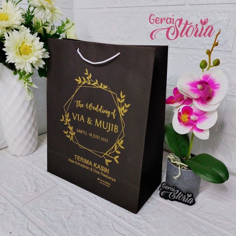 

PAPERBAG HITAM SABLON EMAS 20x10x25