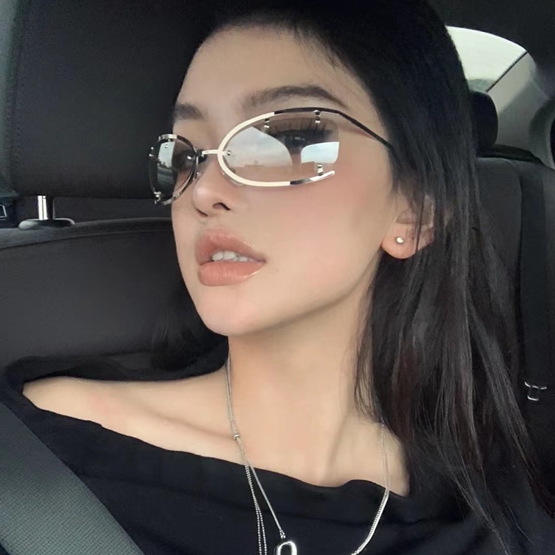 (YUZHU) Y2k Futuristik Gaya Teknologi Logam Mata Kucing Berongga Kacamata Hitam Wanita Mode Barat Babes Mercury Flake Sunglassess