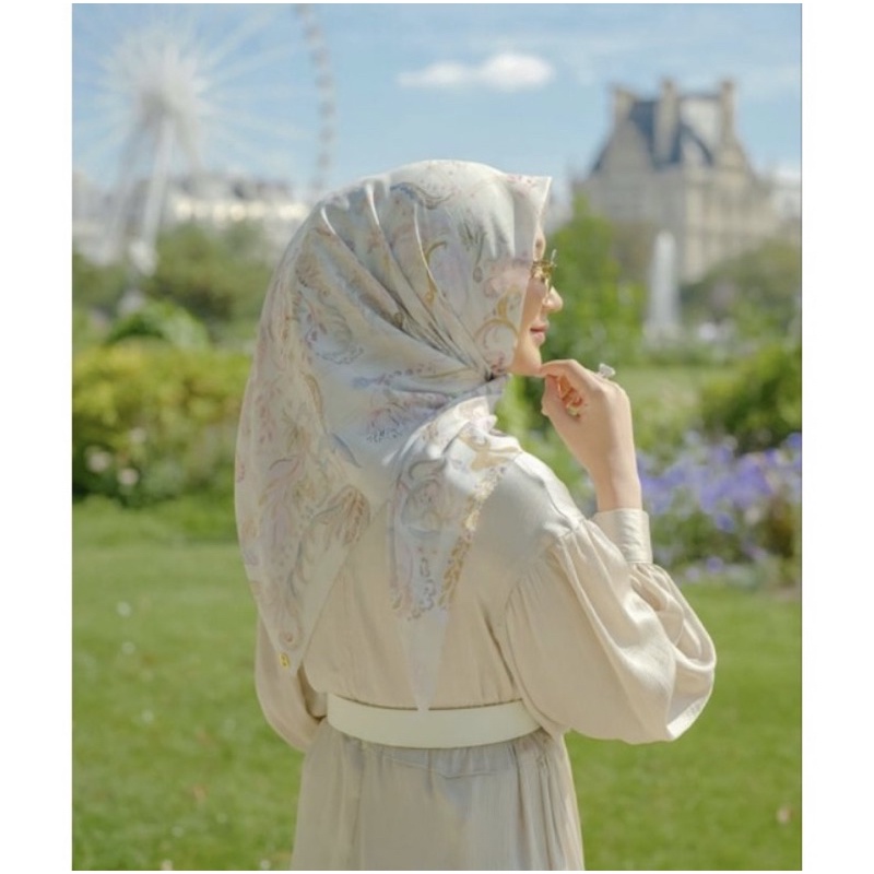 Buttonscarves x Dian Pelangi Autograph Series Creme (NEW)