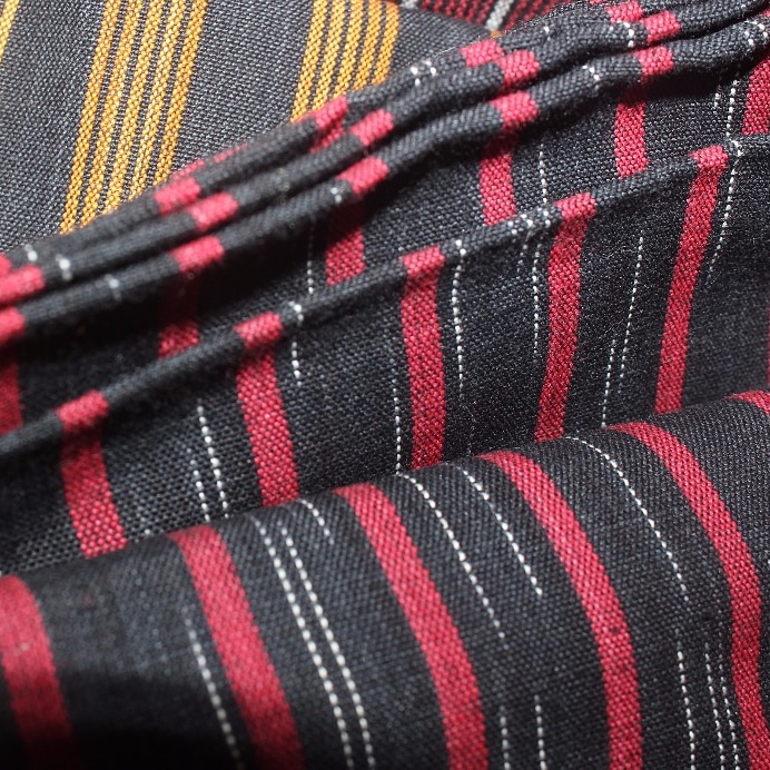 kain tenun lurik gerimis hitam garis merah