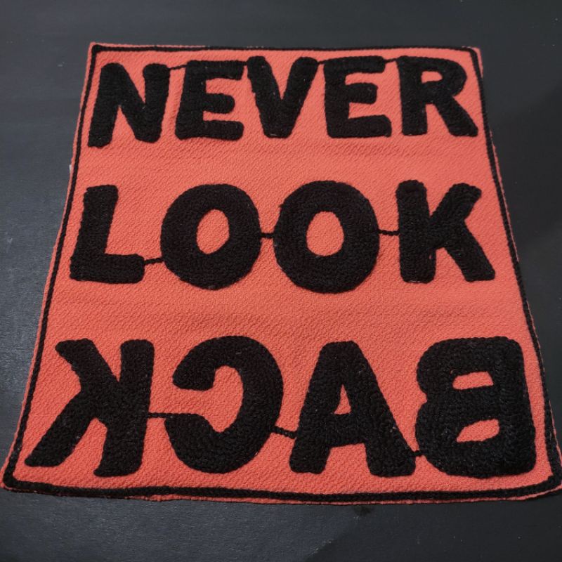 Aksesoris bordir.&quot;NEVER LOOK BACK&quot;
