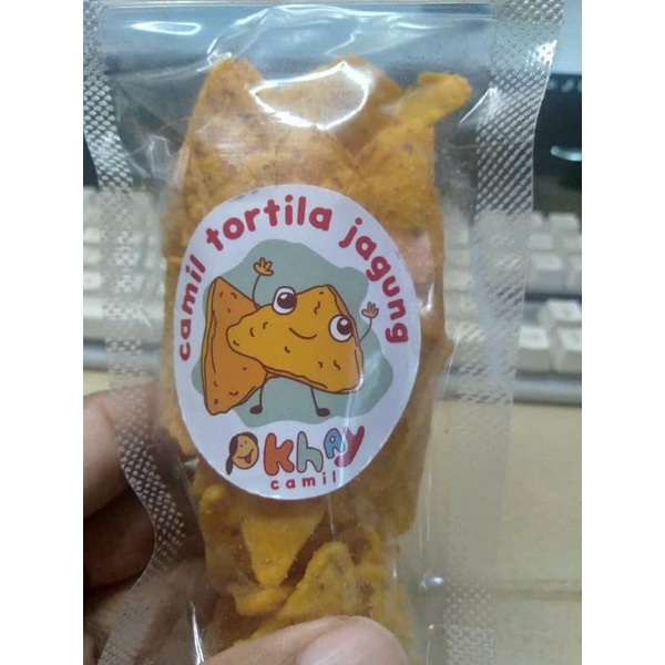 

Aneka camilan kuping gajah, tortila, kacang koro, kripik usus