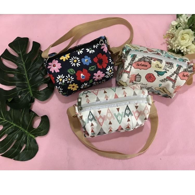 ↓ TAS SELEMPANG KAIN LUCU MOTIF IMUT GEMAS TRAVELLING JALAN JALAN BUNDAR BULAT KANVAS HP DOMPET KECI