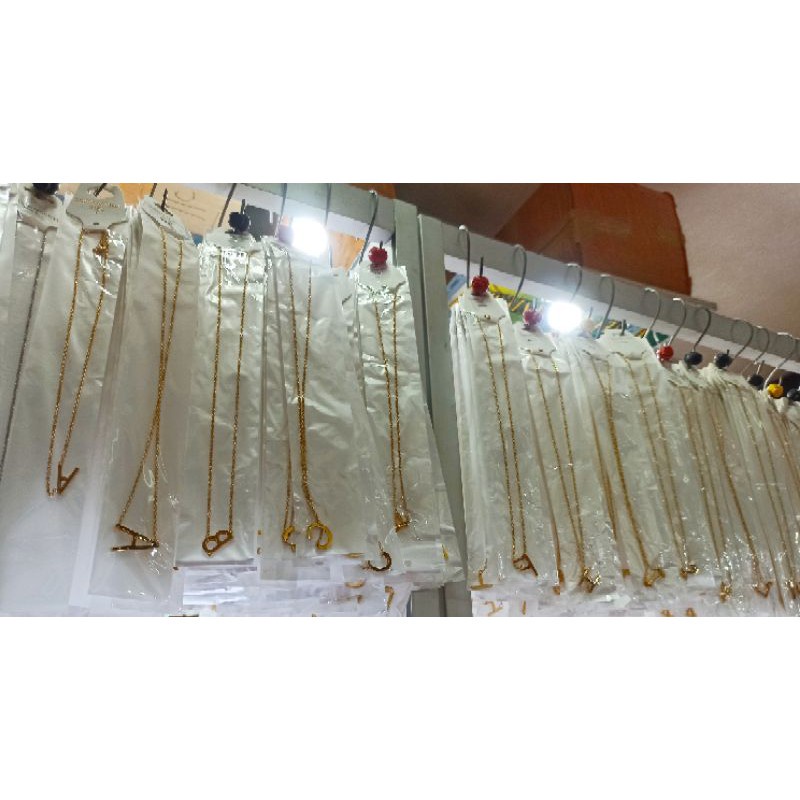 TERLARIS KALUNG ABJAD KALUNG TITANIUM HURUF KECIL WARNA EMAS