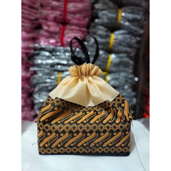

Tas hajatan murah serut batik bagus keren keceh kotak nasi 20x20 tebel harga perpcs
