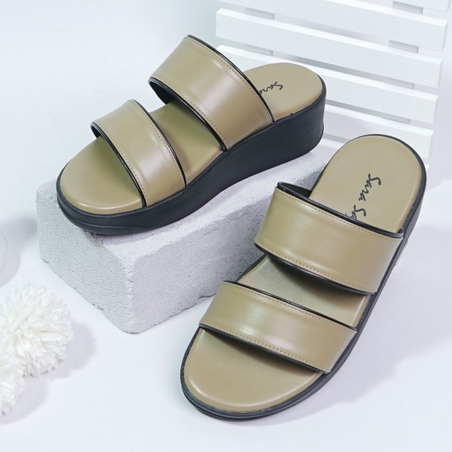 SARASARA YUK - Sandal Wanita Wedges SARA SARA KITTA Sendal Cewek Platform Wegdes Hak Tinggi 4cm Model Silang 2 Size 35 36 37 38 39 40 Pergi Jalan Santai Rumah Slop Warna Olive Sage Selop Premium Kekinian Terbaru Shoes ORI Mall Official Store