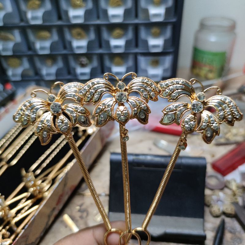 cunduk mentul kembang goyang kupu kupu