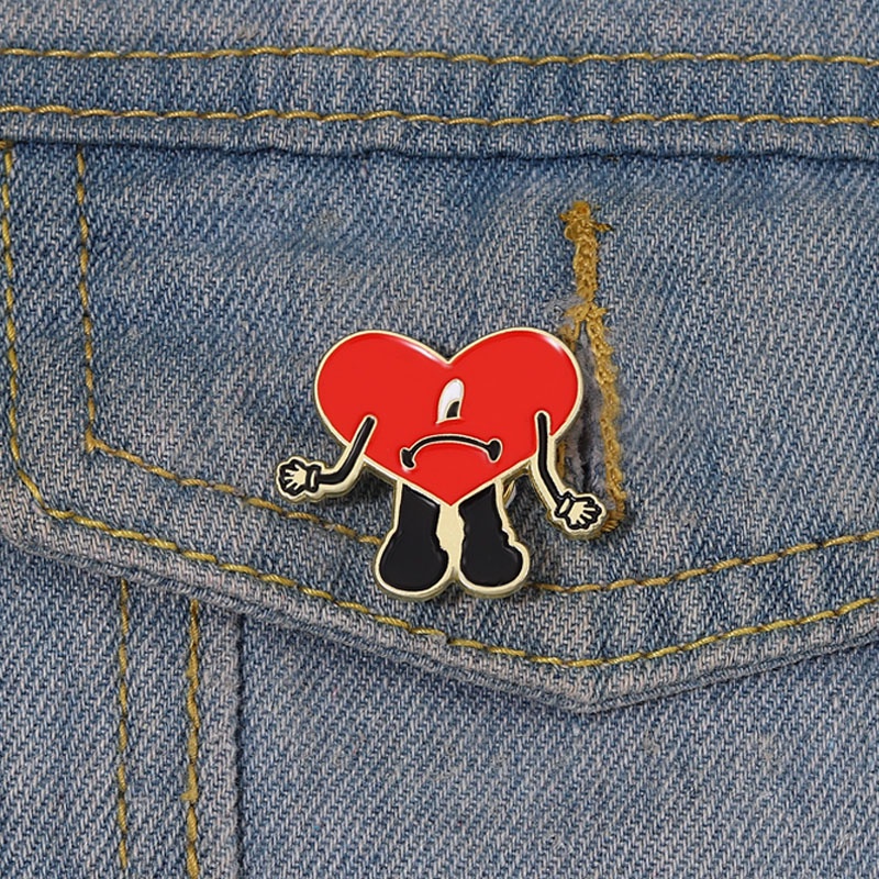 Bad Bunny Red Heart Rapper Enamel Pin Lucu Bros Kerah Pin Lencana Keren Perhiasan Aksesoris Hadiah Kreatif
