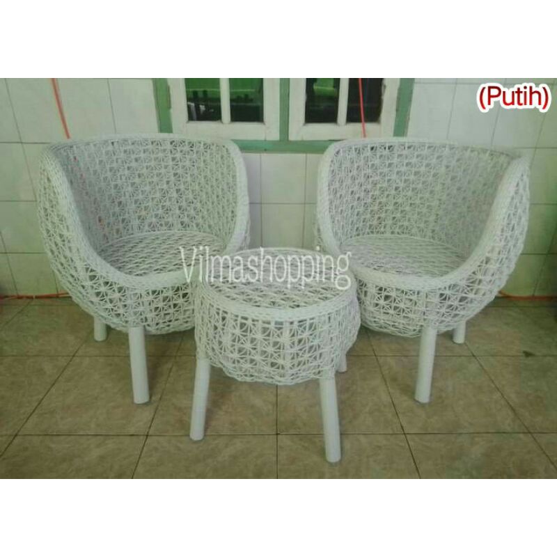 PUTIH (Dua Kursi dan Satu Meja) / Kursi Teras Rotan Sintetis.
