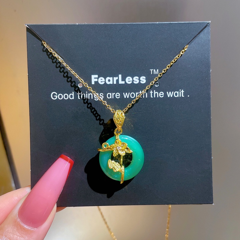 Kalung Rantai Liontin Giok Bunga Bahan Titanium Steel Warna Emas Gaya Antik