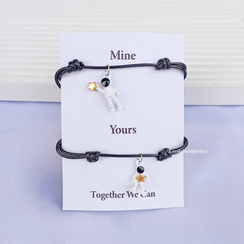 1 Pasang Gelang Couple Liontin Astronot Putih Lucu Model Korea Kopel Magnet Love Silver Tali Anti Air dan Satin Lembut untuk Gift Hadiah Bahan Berkualitas