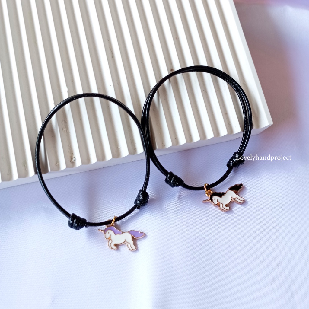 Gelang Karakter Unicorn Charm Lucu untuk couple Tali Anti Air dan Satin Lembut Pilihan Warna Liontin Cantik Kategori Fantasy 1pcs Gaya Korea Bisa Tambah Magnet