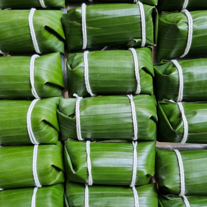 

Arem Arem Lontong Ayam Special Telor Asin Makanan Tradisional Non Msg Tx0681