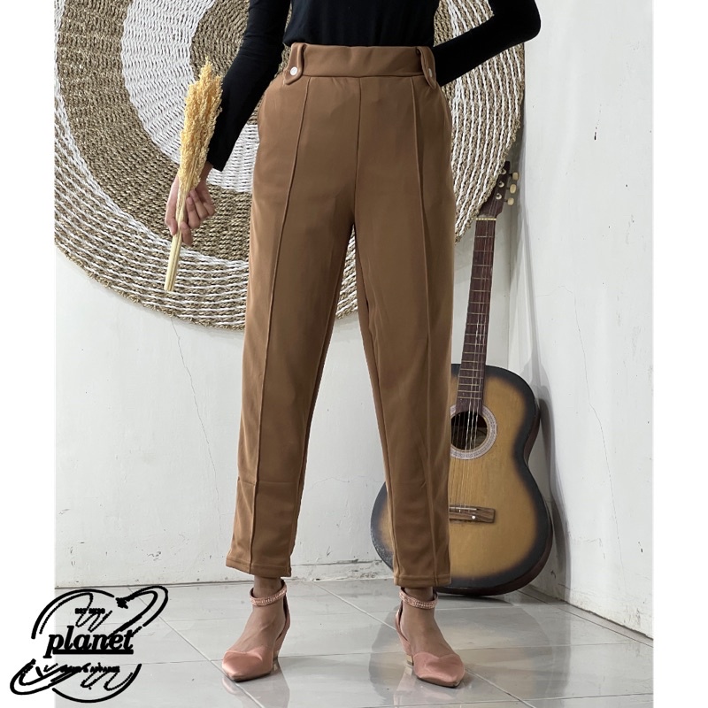 CELANA POLOS JUMBO BIG SIZE WANITA PINGGANG KANCING BENIK BAHAN SCUBA MELAR BAWAH PENSIL SEMI LEGGING SUPER JUMBO BB 100 PINGGANG KARET DOTY LUNA PANTS CELANA KERJA MODEL TERBARU