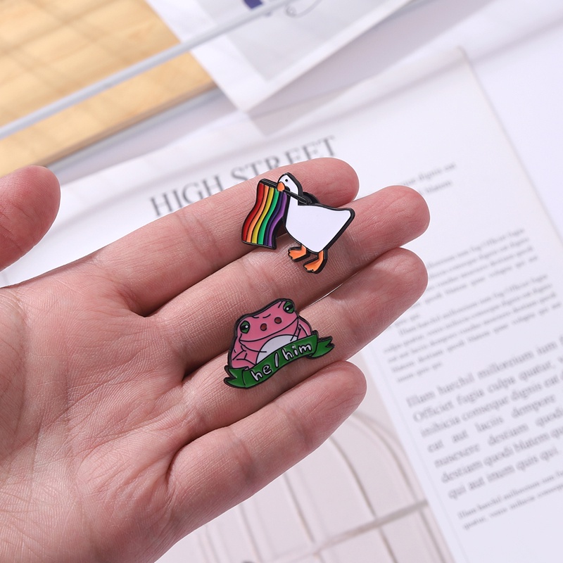 Kucing Hitam Pelangi Dasi Kupu-Kupu Enamel Pin Kartun Bebek Kodok Kucing Bros Lencana Kerah Pin Rainbow Animal Pride Perhiasan Hadiah Aksesoris