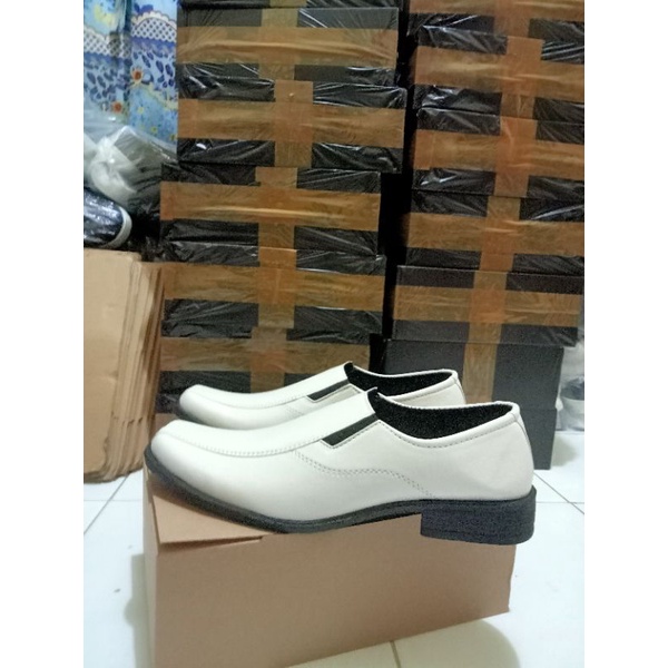 Sepatu pantofel putih pria Sepatu Pantofel putih