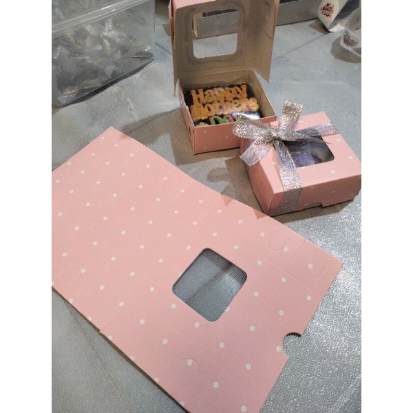 

Box jendela mika pink polka