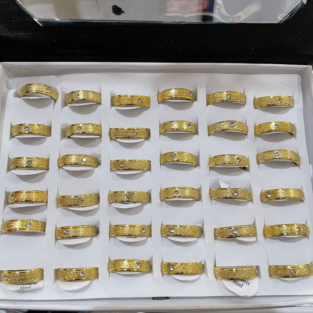 CINCIN TITANIUM GROSIR 1 BOX ISI 36 PCS UKURAN 16 SAMPAI 19/ MOTIF GOLD EMAS STRIP PASIR MATA DIAMOND / DUNIA GELANG