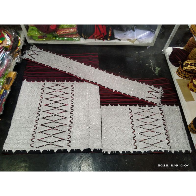 

Kain Set Tapis Tumpal Silver Lampung