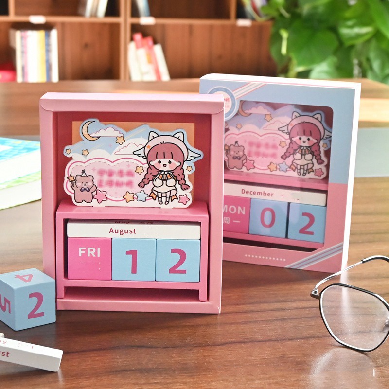 Kalender Kayu Momo Plus Tempat Pen Wooden Calendar with Pen Holder Kalender Meja Motif Kartun Aesthetic Lucu Warna Pastel @banyak