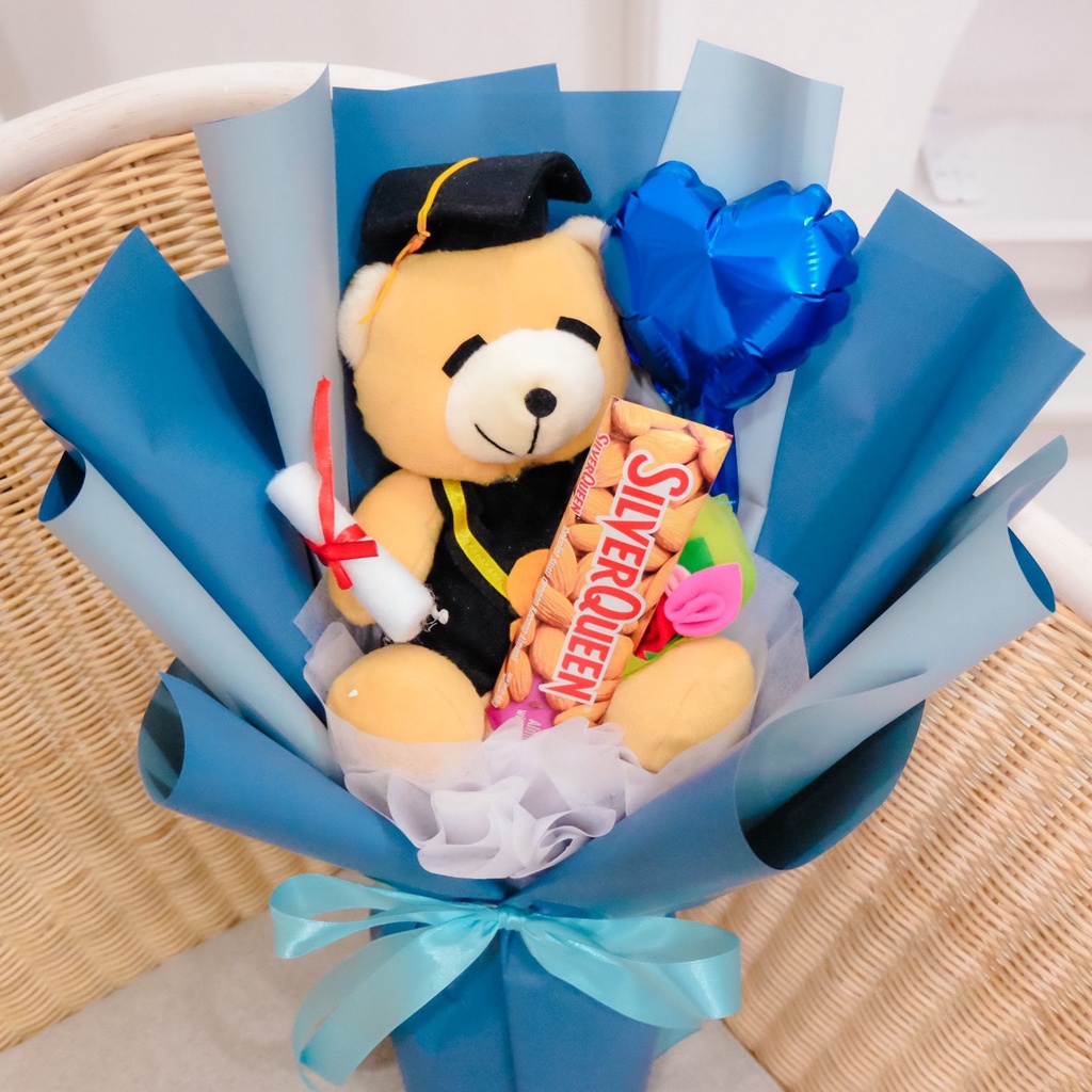 

Buket Coklat Boneka Wisuda / Hand Bouquet Snack Graduation Gift / Kado Kelulusan
