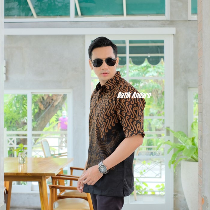 Baju Batik Pria Lengan Pendek Modern Elegant Kualitas Premium Bahan Katun Solo Warna Hitam Coklat