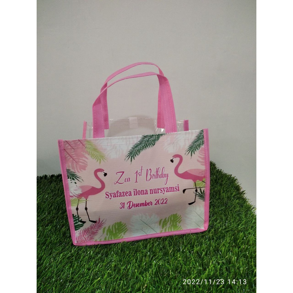 

Tas Ulang Tahun Mika ukuran nasi box 22 uk. 25 x 22 x 20 cm