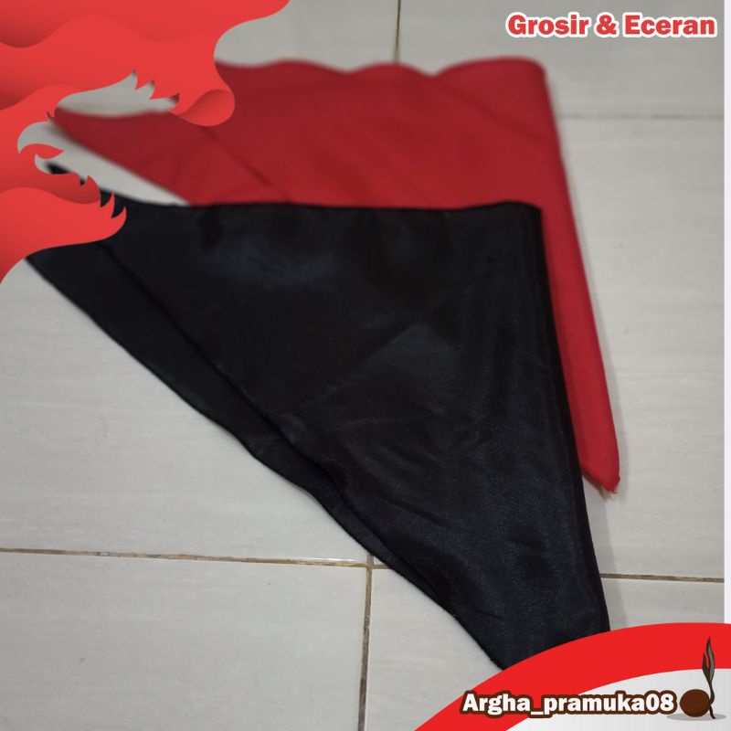 Syal Segitiga Slayer Polos Merah Hitam