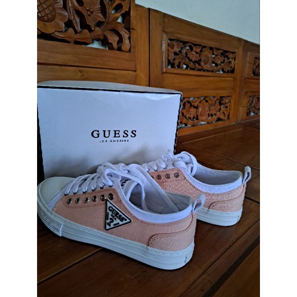Sepatu guess