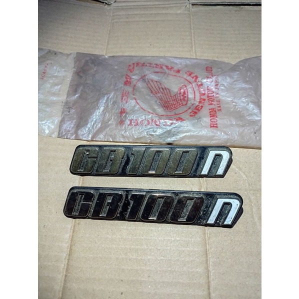 emblem tepong cb100n original baru